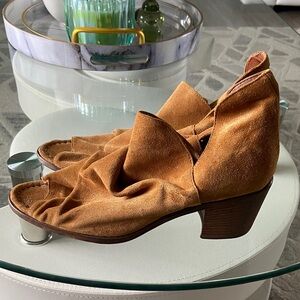 Sundance sienna made in Italy Tan Suede Open-Toe Heels booties women size 38